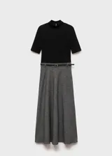 Vestido midi de diseño combinado con cuerpo de punto negro de cuello alto y manga corta, y falda evasé de tejido jaspeado en color gris. Incluye un cinturón fino negro con hebilla metálica.