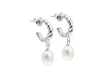 Par de aros colgantes de plata 925 con forma de argolla retorcida y perlas colgantes.