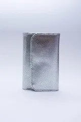 Billetera negra de cuero con textura tipo cocodrilo, con múltiples ranuras para tarjetas y billetes.