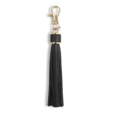 Llavero con flecos de cuero sintético negro y gancho mosquetón dorado.