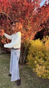 Pantalón de jean de corte wide leg, con lavado ácido y costuras decorativas bordadas a mano en color crudo a lo largo de los laterales y los bolsillos traseros.