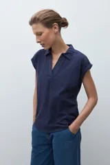Remera azul marino de manga corta con cuello polo y escote en V con cierre.