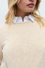 Remera de manga larga con cuello redondo, confeccionada en tejido texturado de efecto jaspeado.