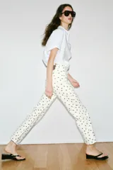 Jeans de tiro medio con diseño de cinco bolsillos, corte mini flare y bajo evasé. Presenta un estampado de lunares en contraste.