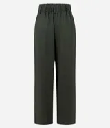 Pantalón de corte recto confeccionado en lino, con cintura elástica y trabillas para cinturón. Presenta un diseño fluido y elegante, ideal para un look sofisticado y cómodo.