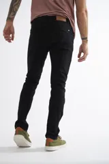 Jean de corte regular para hombre, color negro, con cierre frontal y bolsillos laterales y traseros. Presenta pasacintos en la cintura y costuras reforzadas.