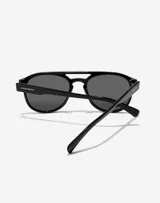 Lentes de sol unisex Hawkers, modelo Diver, con montura aviador negra y lentes polarizadas grises.
