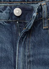 Pantalón de jean de corte recto y tiro medio, con cierre frontal de cremallera y botón, y diseño clásico de cinco bolsillos.