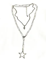 Set de dos collares de acero quirúrgico. El primer collar es tipo choker de cadena fina con un dije de estrella pequeña. El segundo collar es tipo corbatín con cadena de eslabones alargados y un dije de estrella grande calada.