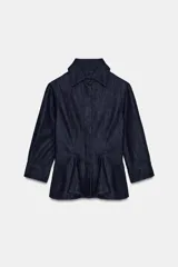 Camisa de denim azul oscuro con cuello solapa, manga larga con puños y diseño peplum en el bajo. Presenta cierre frontal con botones ocultos por solapa.