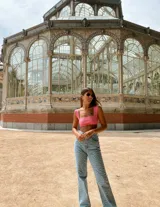 Top verde de tejido de punto con hilado italiano, breteles anchos, tela dry fit y protección UV.