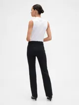 Pantalón de corte recto con leve apertura en el bajo, color negro, de tiro medio con cierre frontal y bolsillos laterales.