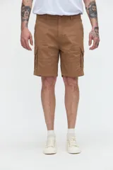 Bermuda cargo de gabardina color tostado, con bolsillos laterales y bolsillos cargo con solapa en las piernas. Calce relajado.