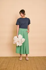 Pollera midi verde con estampa a cuadros, tiro alto con cintura ancha y pinzas frontales.