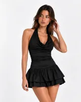 Minifalda negra de tiro alto con diseño escalonado de volados dobles.