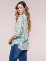 Blusa de gasa de la marca Zac & Rachel, con estampado de rayas verticales en tonos azules, celestes y lilas. Presenta cuello a la base con escote en V, abertura central con botones, detalle plisado en el frente y mangas de largo regulable con presilla y botón.