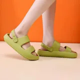 Chancletas tipo gomones de diseño ergonómico, color verde oliva, con doble tira ancha en el empeine y tira trasera ajustable. Fabricadas en material sintético antideslizante con suela de plataforma.