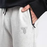 Pantalón tipo jogger de hombre en color gris melange, con cintura elástica y cordón ajustable. Presenta bolsillos laterales con cierre y logo de la marca bordado en la parte superior del muslo.