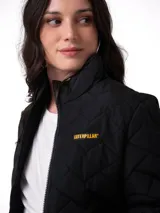 Campera puffer acolchada de color negro, con cuello alto, cierre frontal central, bolsillos con cremallera y parche del logo de Caterpillar en el pecho.