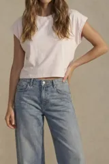 Remera rosa de algodón, corte al cuerpo y mangas cortas.