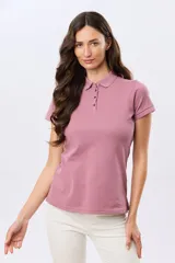 Remera polo de piqué color rosado, con mangas cortas, cuello clásico y cierre frontal de botones.