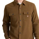 Camisa de manga larga Roark modelo Nordsman, confeccionada en tejido de mezcla de lana. Presenta cuello clásico, cierre frontal con botones, dos bolsillos frontales con solapa y botones, y paneles reforzados en los codos.