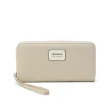 Billetera larga con cierre perimetral, confeccionada en material símil cuero con textura granulada. Cuenta con correa de mano extraíble y placa metálica frontal con el logo de la marca.