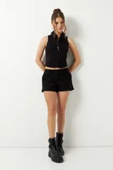 Short negro de tiro bajo con doble pretina y tres botones.