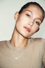 Camiseta de cuello redondo y manga corta, con corte regular fit.