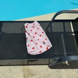 Short de baño negro con estampado de rodajas de naranja, cintura elástica con cordón ajustable y logo circular en el ruedo.