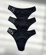 Pack de tres bombachas colaless negras con diseños estampados en los laterales.