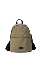 Mochila negra de tela capitoneada con bolsillo frontal amplio y asas ajustables. Incluye compartimento especial para iPad.