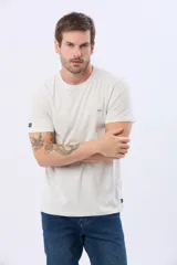 Remera lisa de manga corta y cuello redondo, color gris oscuro, de calce cómodo con pequeño logo bordado en el pecho.