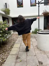 Kimono de lycra de algodón negra, de calce amplio con mangas largas y bolsillos laterales.