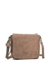 Bandolera Hush Puppies modelo V26Lf Derby Cross, color marrón, con solapa frontal, cierres laterales y correa ajustable.