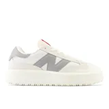 Championes urbanos New Balance modelo CT302RS, color blanco con detalles en gris y rojo, confeccionados en gamuza y malla, con logo "N" característico en los laterales y entresuela alta.
