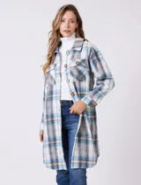 Sobrecamisa larga de tejido soft con estampado de cuadros en tonos celestes, beige y blanco. Presenta cuello con solapa, cierre frontal con botones, bolsillos aplicados en el pecho y mangas largas con puños abotonados.
