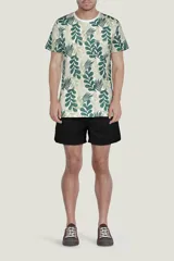 Short de baño verde con cintura elástica y cordón ajustable.