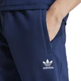 Pantalón de jogging azul marino de Adidas, modelo Essentials Trifolio, con cintura elástica ajustable con cordón, bolsillos laterales y logo del trifolio bordado en blanco en la pierna izquierda.