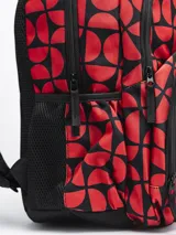 Mochila con estampado geométrico en blanco y negro, con múltiples compartimentos con cierre y bolsillos laterales elásticos.