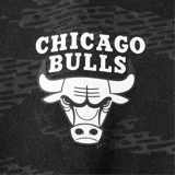 Canguro negro con capucha, estampado camuflado en tonos grises y logo de los Chicago Bulls bordado en el pecho.