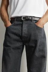 Jeans straight fit de denim oscuro de origen italiano, con tiro bajo, pierna recta y cinco bolsillos. Cierre frontal con botones.