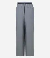 Pantalón de sastrería corte recto confeccionado en crepé, con trabillas en la cintura, bolsillos traseros y cinto fino incluido.