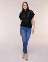 Buzo de punto color blanco de algodón calado, con cuello alto acanalado, medio cierre metálico dorado y mangas cortas estilo japonesa con puños anchos acanalados.