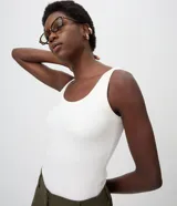 Musculosa básica de canalé azul marino, con escote redondo amplio y breteles anchos, de corte ajustado al cuerpo.