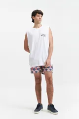 Short de baño estampado con hojas de marihuana en tonos rosa y azul.