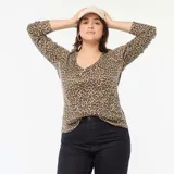 Camiseta de manga larga con cuello en V, confeccionada en tejido de canalé con estampado animal print de leopardo.