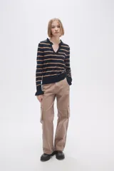 Sweater de tejido de punto con diseño de rayas horizontales en blanco y negro, manga larga y cuello mao con detalle de volados.