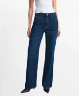 Jeans de denim azul oscuro con diseño de perneras anchas y tiro medio, de corte recto y clásico.