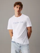 Remera blanca de algodón con cuello redondo y logo Calvin Klein estampado en azul en el pecho.